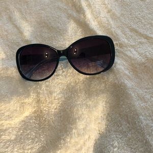 Metal side embellished frame sunglasses